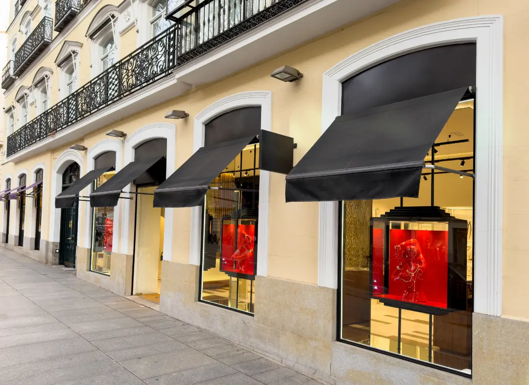 Façade vitrine de magasin en aluminium sur mesure à Saint-Sulpice-de-Royan